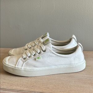 Cariuma women’s white canvas sneakers size 9